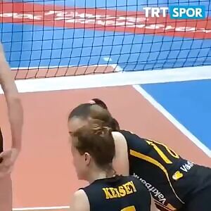 2 Turkish Volleyball Giants : Zehra Güneş 1,94 m / Kübra Akman 1,97 m