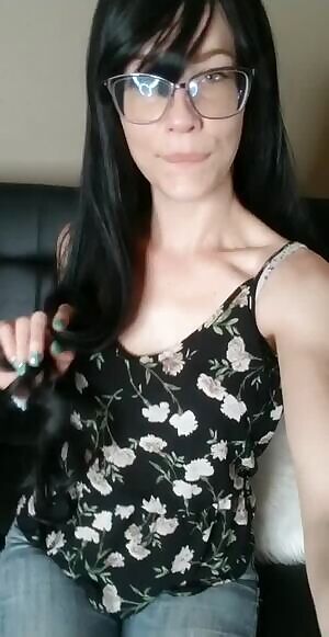 Glasses, dark hair & blue jeans 🤓 f/37