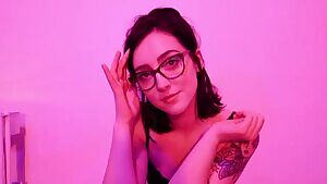 Here's some petite tit worship for your Sunday morning 😈