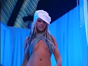 Christina Aguilera presents Best Male Video VMA 2002