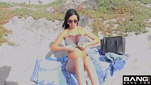 Jasmine Jae flashes at the beach