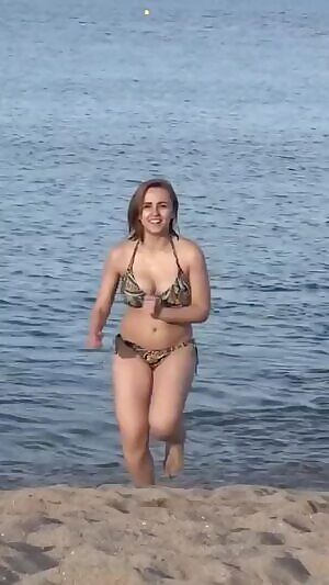 Hannah Witton boobs bouncing at beach
