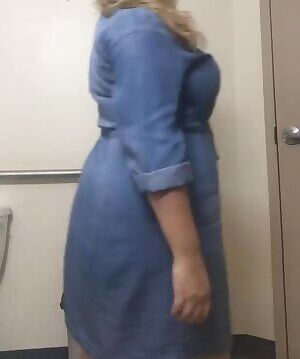 Lifting my dress in the work bathroom to celebrate my promotion ♥️