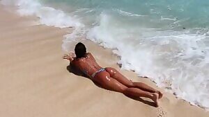 Even the ocean wants to smash Sommer Ray