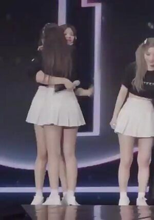 TWICE - JEONGYEON SQUEEZING NAYEON'S BUTT