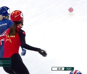 Chinese skater couldn't resist with Elise Christie in front of her.