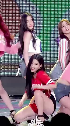 G-IDLE Soyeon's delicious legs