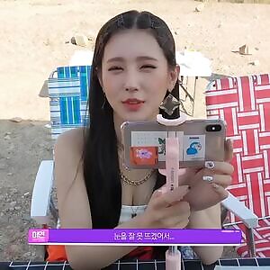 Miyeon’s cleavage - i-dle + Soojin