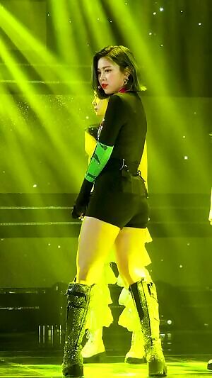 ITZY Ryujin thicc thighs