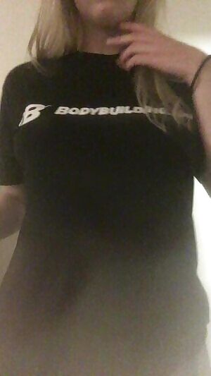 sorry or the potato quality, here's some boobie action while i wait for pizza