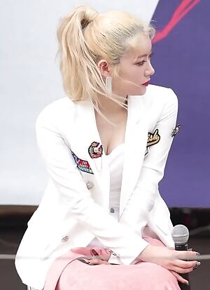 Pristin V Rena cleavage