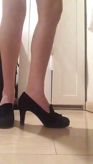 My fans are always asking me for more legs. Hope this delivers 😘