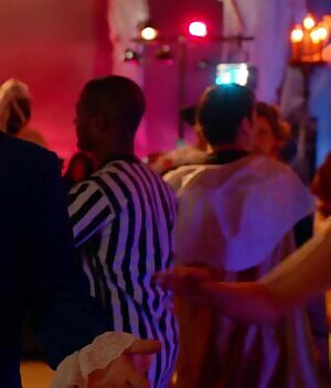 Elisha Cuthbert - Happy Endings