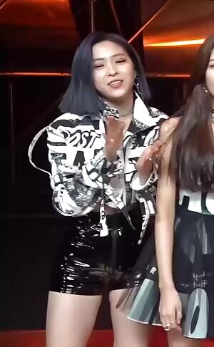 Itzy - Ryujin thighgap in tight leather shorts