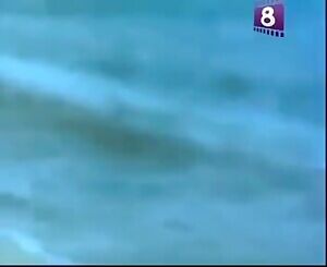 Concha Valero and Nina Herlan on the beach in 