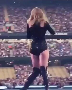 Taylor Swift and her sexy hips