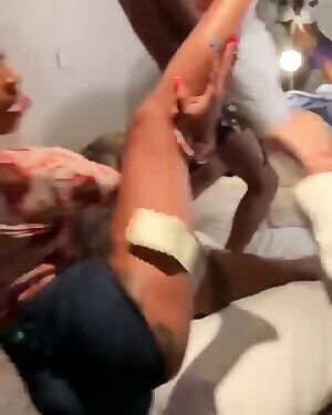 Summer Walker and friends twerking in a hotel room