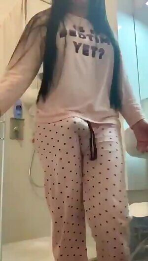 Aylla Gattina releases her boner