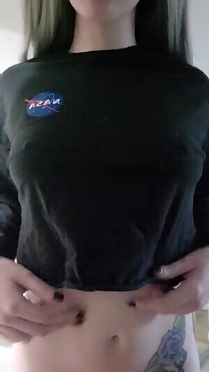 🌌👩🏻‍🚀 a titty drop a day keeps the doctor way