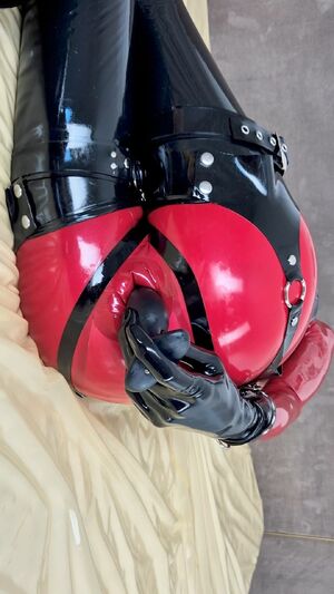 Shiny Anal Butt Plug Latex OnlyFans