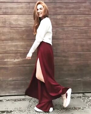 Hey fellas, I just exploded when my friend revealed her fckin' sexy leg