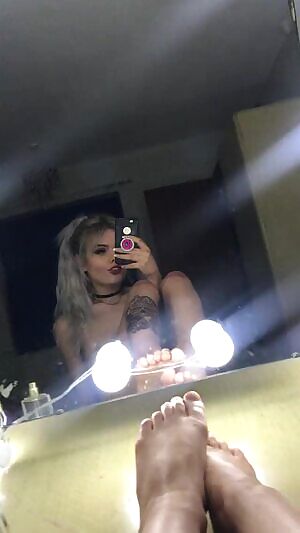 Showing you all my holes daddy, please use them as much as you want 🥰