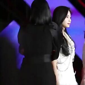 TWICE - Jeongyeon cleavage