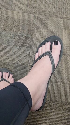 Flip Flop Fetish BareFootMilf Feet Foot