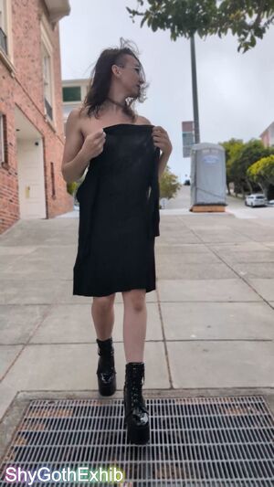 Embarrassed Naked Females Amateur Exhibitionism Exhibitionist