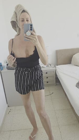 Would you dare eat and fuck my 1970s pussy without hesitation if I asked nicely?
