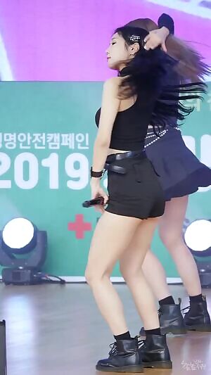 SAEBOM featuring GAEUL's cheeks