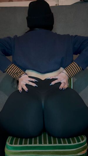 Findom Leggings Nails Worship