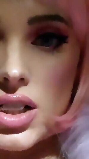 I want Elsa Hosk to play with my cum the same way she does it with that gum