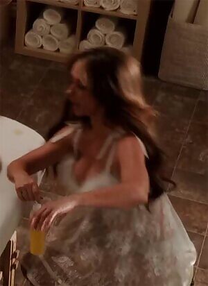 Jennifer Love Hewitt with the jiggle