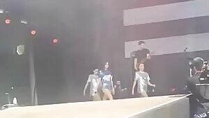 Hailee Steinfeld being the slut she is on stage