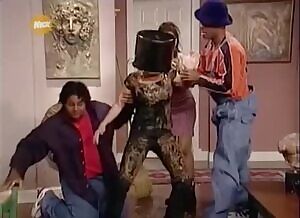 Linda Cardellini gunged with chili in Kenan and Kel S03E04