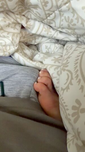 Pretty Toes Amateur Asian BareFootMilf Bulge