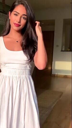 Reem, petite Saudi cutie