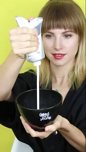 The way Hayley Williams squeezes that bottle ... I wish itd be my cock.