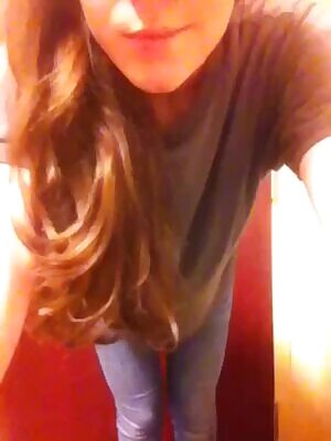 Red head wastes no time. That pussy at the end...💦