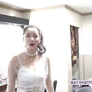 APRIL Naeun cleavage