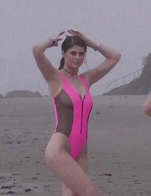 I haven't jerked for Alexandra Daddario enough lately...