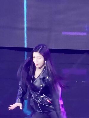 IZONE Eunbi - Leather hotness