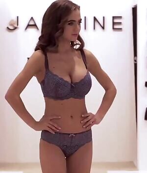 This lingerie model 😍