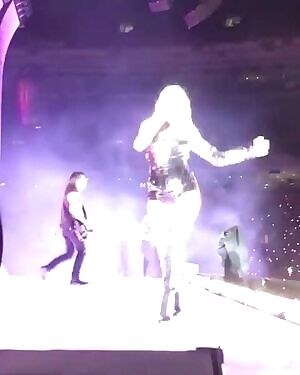 Taylor Swift bouncing and bending