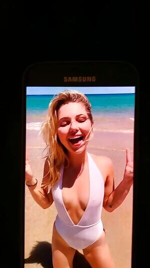 Sammi Hanratty in sexy bikini