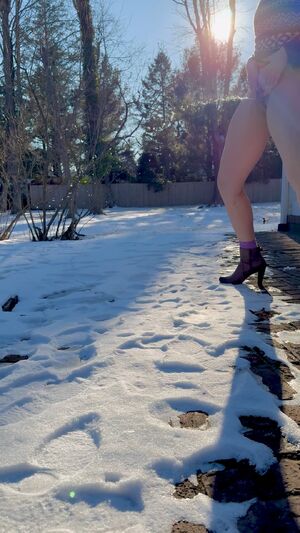 Cold & Snow Pee Peeing Piss