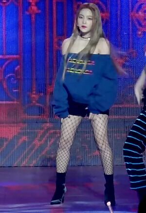 Red Velvet Yeri - Low cut top