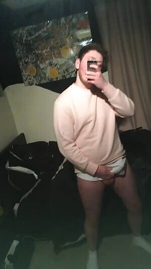 Hope you enjoy me playing with my bulge 😇