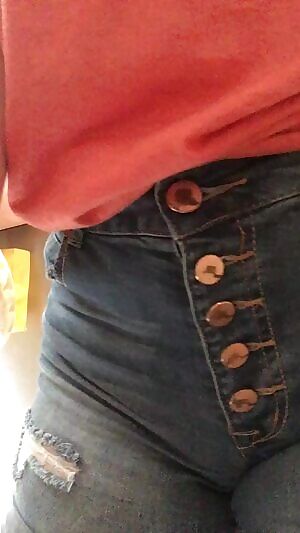 Playing with my pussy on a 3 hour layover 😏